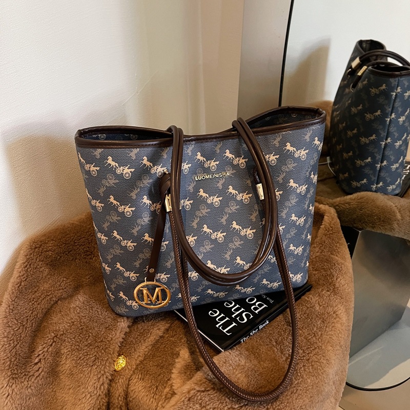 The 2024 new Korean-style trendy tote bag for women, simple and casual with a large capacity single-shoulder bag, is a versatile commuter bag for women details Picture