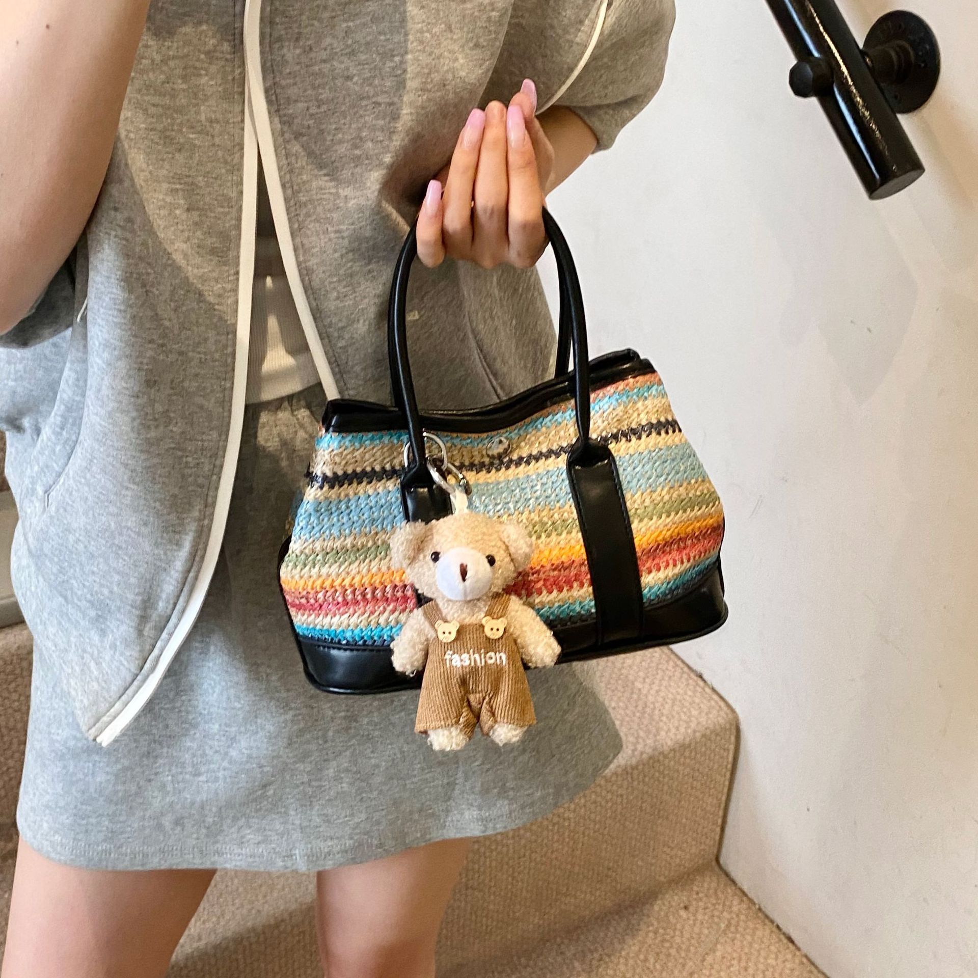 Hand-held color-blocking woven straw bag for women, 2025 Korean style fashionable bucket bag, niche, simple, casual and high-quality crossbody bag details Picture