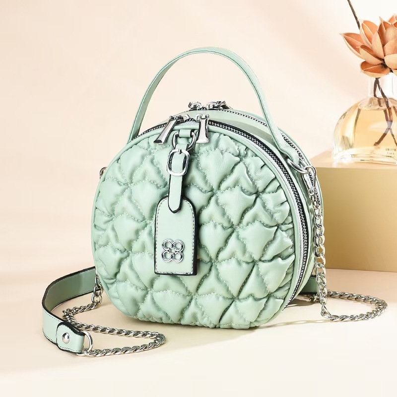Wholesale and consignment of the 2023 live-streamed women's autumn and winter new pleated single-shoulder crossbody small round bag full figure