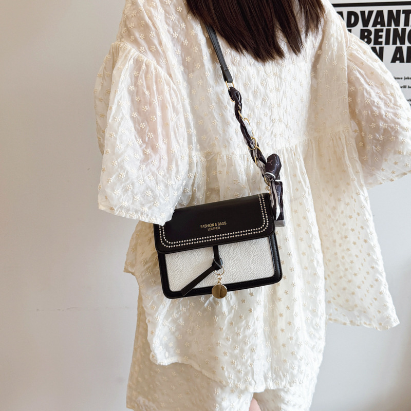 This year, the cream-shaped small square bag is in vogue. It's a new single-shoulder bag and crossbody bag for women in 2025 details Picture