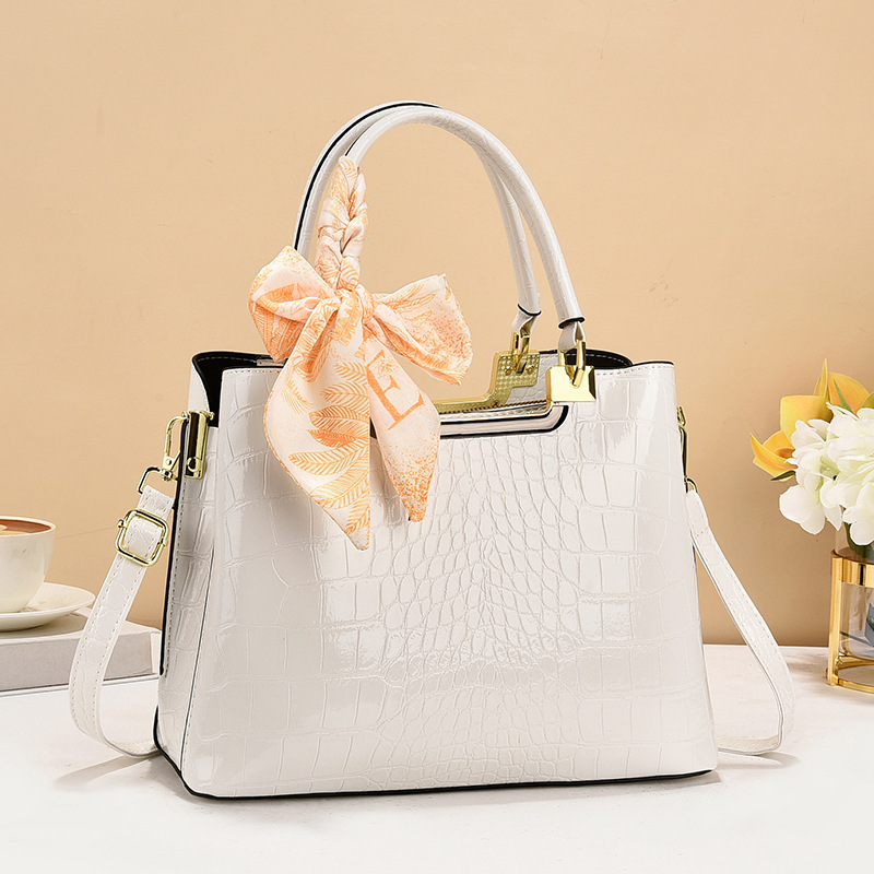 The new 2024 fashionable women's bag, simple and large-capacity bucket bag, single-shoulder crossbody bag, and large export bag for women Application Scenario