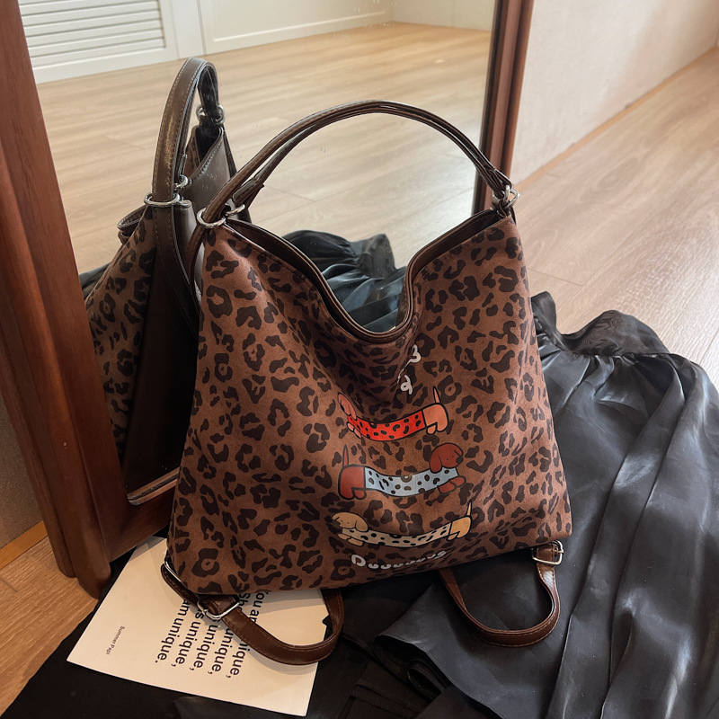 A large-capacity leopard print women's backpack for casual commuting in 2024, a fashionable and versatile single-shoulder tote bag details Picture