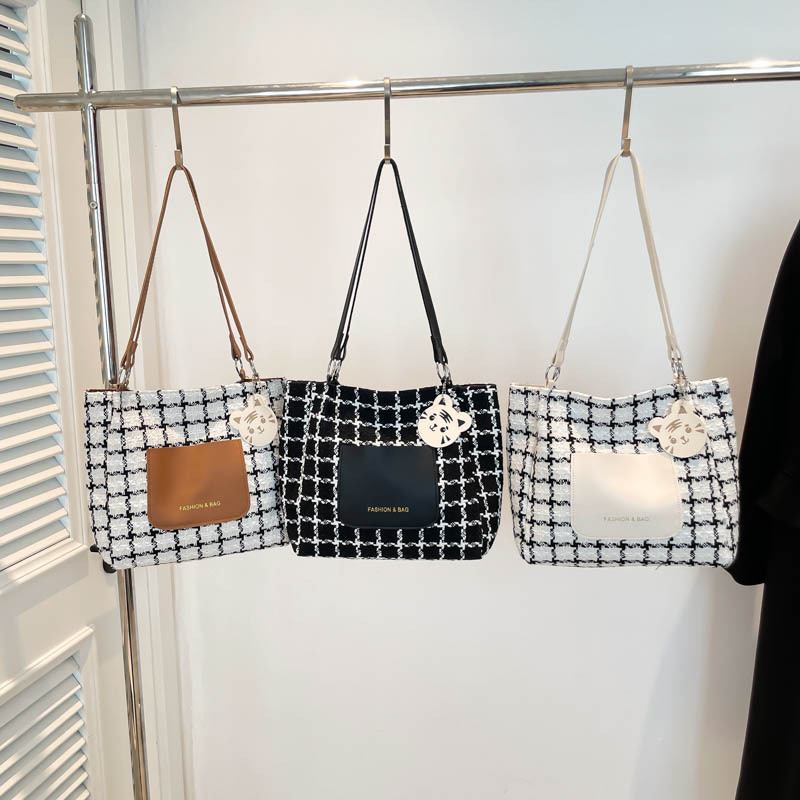 Color-blocking checkered large bag for women 2025 Korean version, new fashionable, casual and simple tote bag with large capacity bucket bag Application Scenario