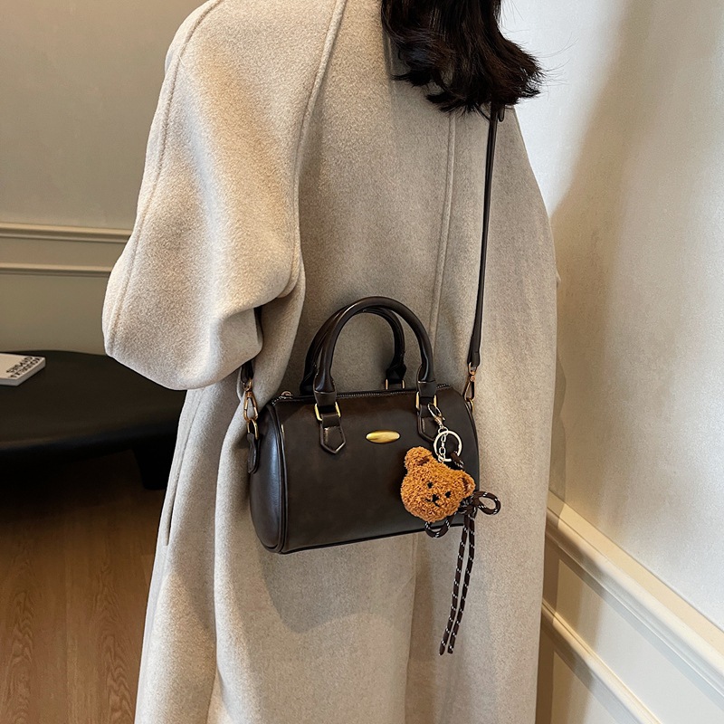 This year, Boston bags are popular. The 2024 new retro crossbody bag for women and the casual hand-held pillow bag for women are all in fashion Application Scenario