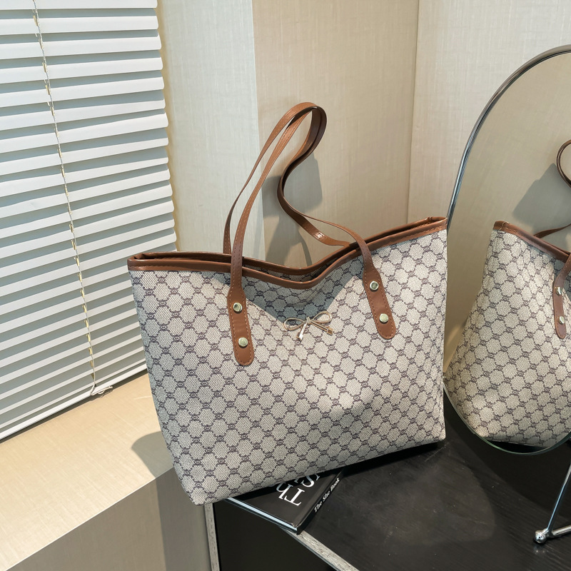 New simple and fashionable large-capacity backpack, trendy and versatile tote bag, ladies' stylish commuting large-capacity single-shoulder bag full figure