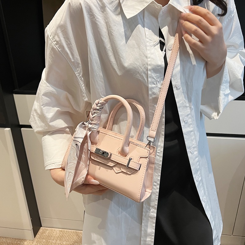 Cross-border style, niche handbag, Kelly bag for women, 2024 new fashion single-shoulder underarm bag, casual and versatile crossbody bag details Picture