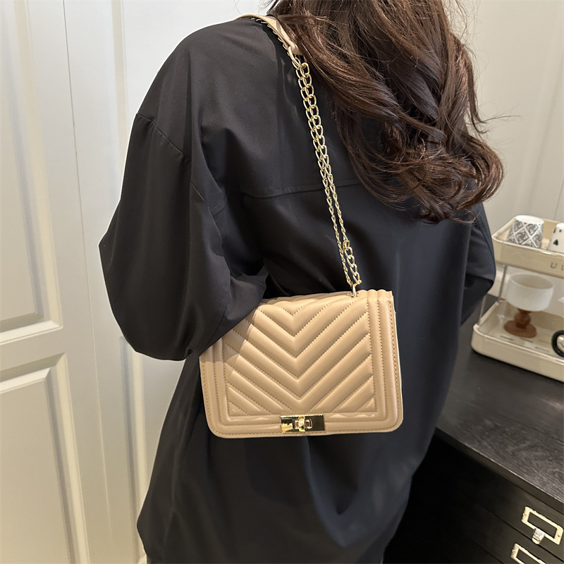 Fashionable and high-end single-shoulder bag, diamond-patterned retro embossed V-shaped chain bag, versatile chanel-style crossbody bag for hot moms details Picture