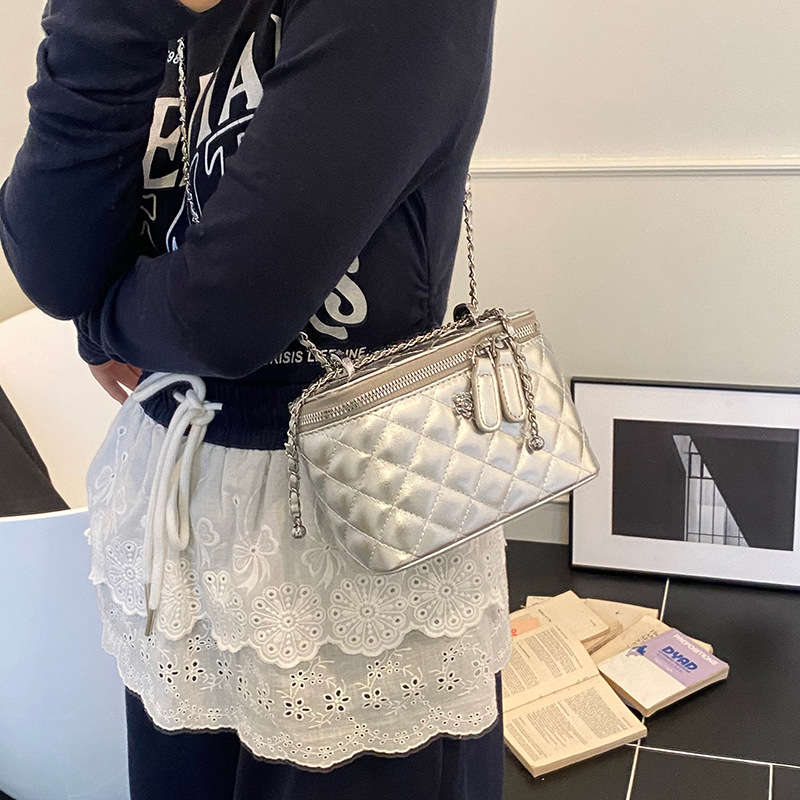 Cross-border 2025 New style fashionable and high-end small Chanel style box bag, a versatile single-shoulder crossbody bag for casual commuting Application Scenario