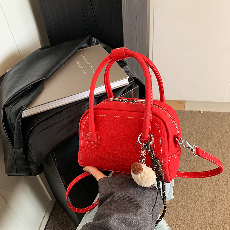 A new 2025 trendy and versatile crossbody bag with a rustic style for women, featuring a high-end texture and a casual hand-held pillow bag details Picture