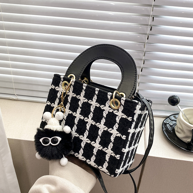 Niche design woolen bag 2025 new style bag, women's bag, spring commuting crossbody bag, hand-held princess bag full figure