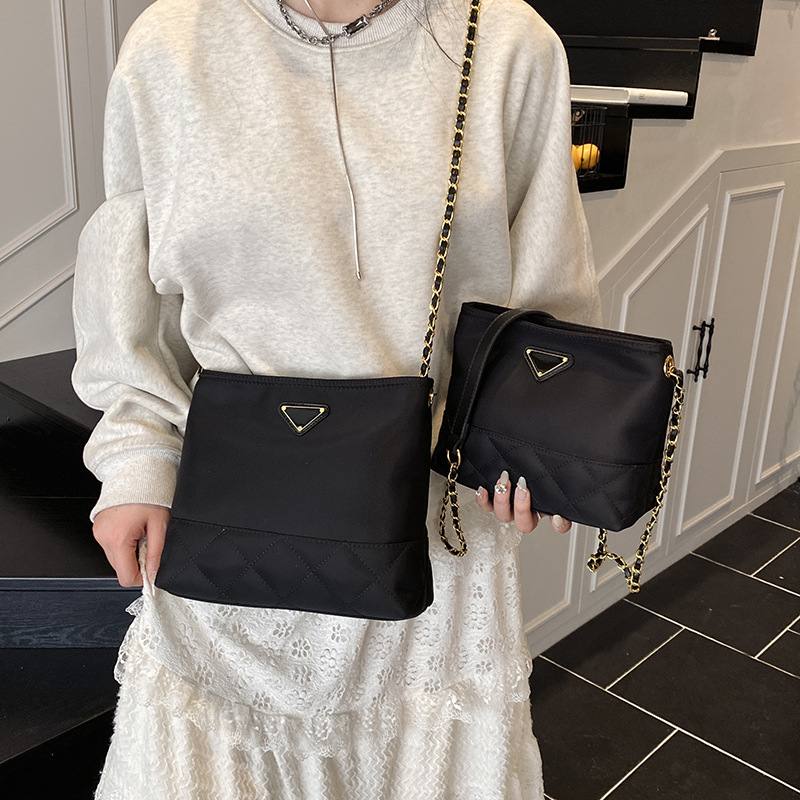 The 2025 new Chanel-style chain bag is a trendy bestseller for women. It features a large-capacity diamond-shaped waterproof and fashionable single-shoulder crossbody bag full figure