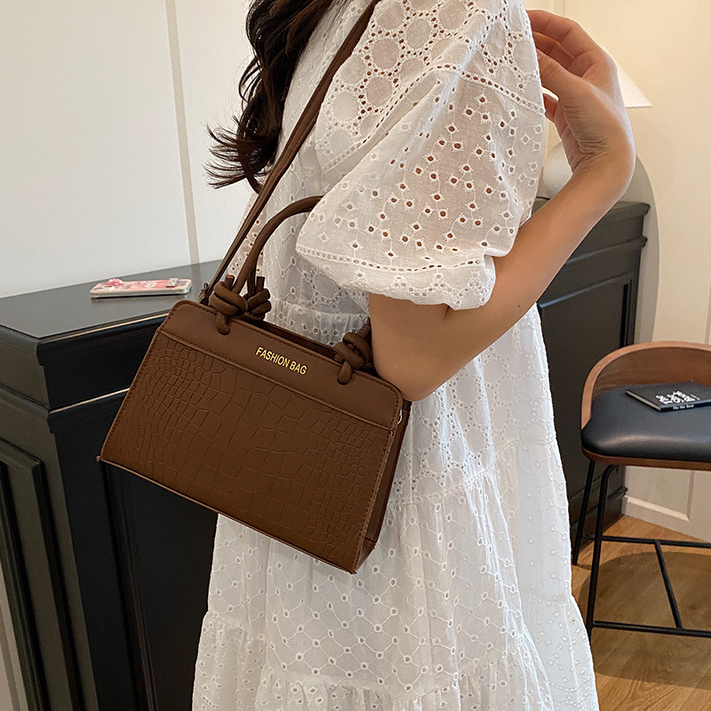 This is a new 2025 spring/Summer high-end, low-quality, and large-capacity retro hand-held tote crossbody bag for ladies Specification drawing
