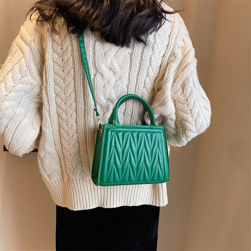 Fashionable and textured pleated women's bag 2023 winter new solid color handbag, stylish commuting single-shoulder crossbody bag details Picture