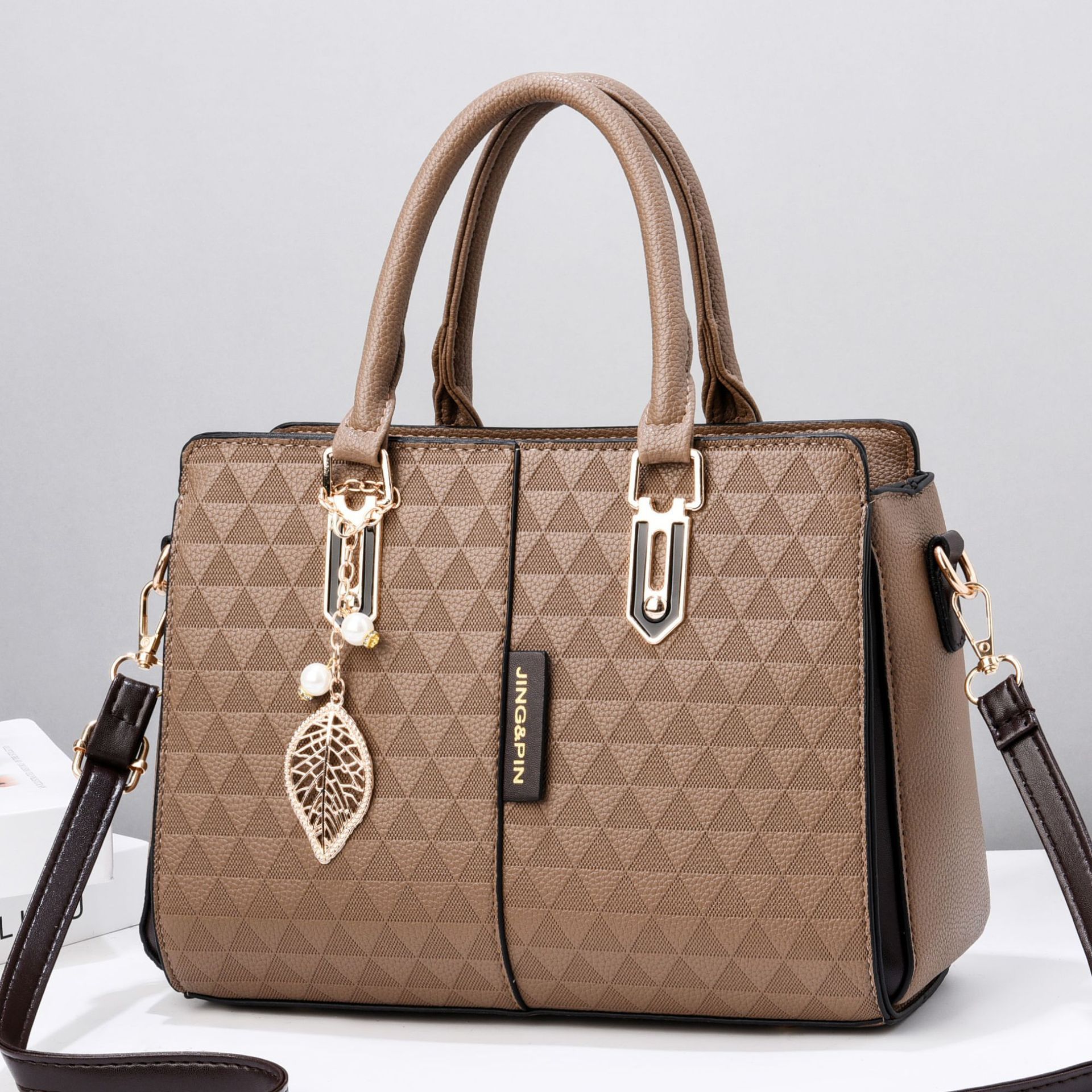 The 2022 new autumn and winter versatile crossbody bag for women, a fashionable winged single-shoulder large bag and a simple handbag details Picture