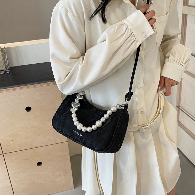 The new underarm bag for women in 2025 features a fashionable and niche design. This year, a solid-colored pearl versatile single-shoulder crossbody bag is in fashion Application Scenario