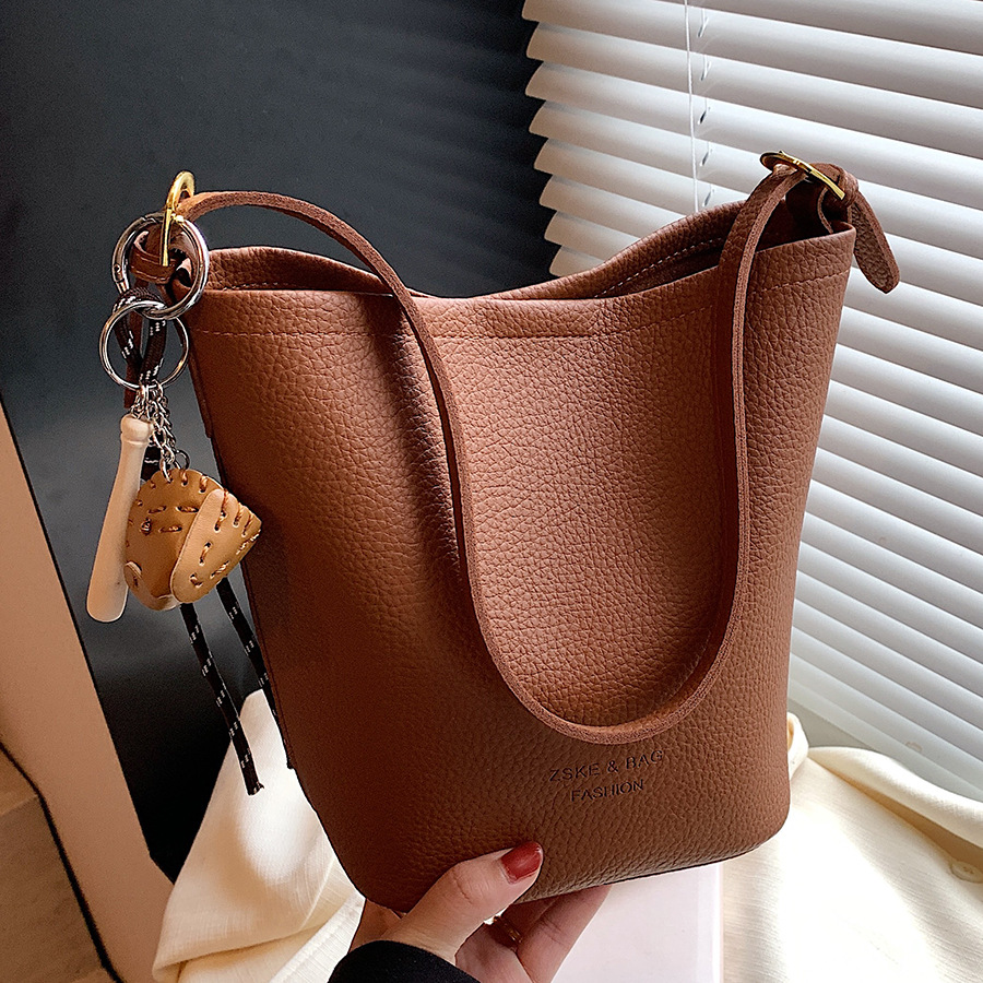 The new high-end women's 2024 fashion bucket bag, large-capacity single-shoulder crossbody bag, and the popular mother-and-child bag this year full figure