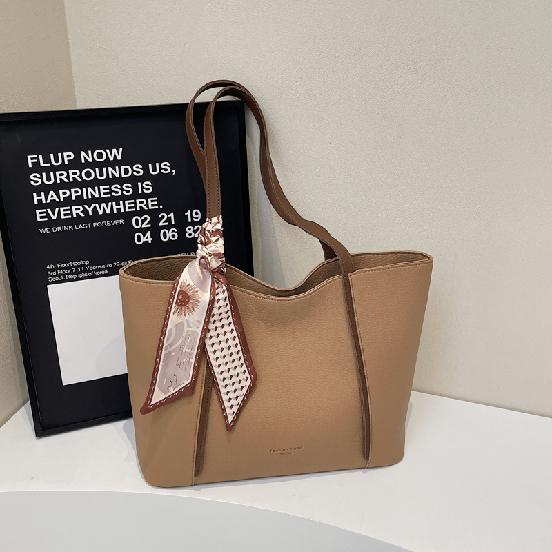 A versatile large-capacity bag for commuting to work, a new 2025 model for women, a high-end large bag for classes, and a casual single-shoulder tote bag Application Scenario