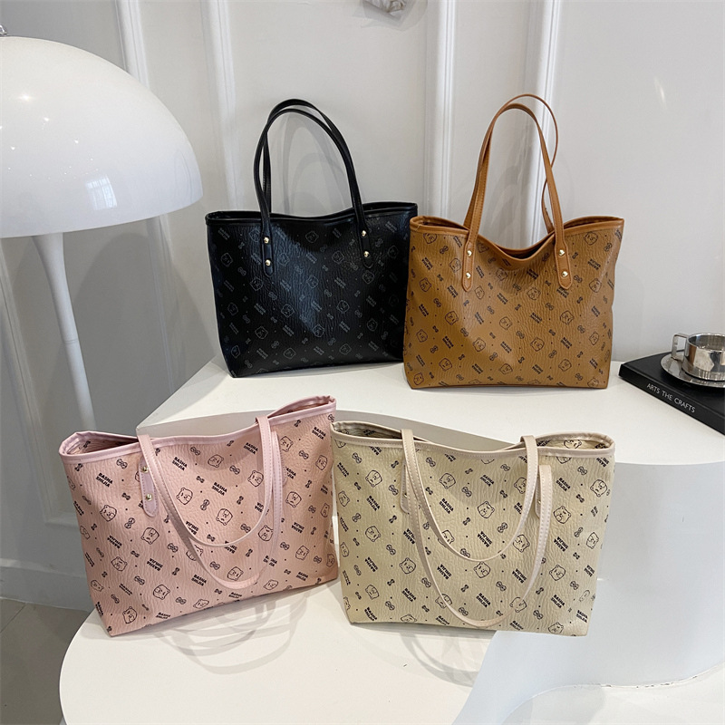 Fashionable large-capacity women's bag 2025 new style, stylish, casual and trendy hand-held large bag, printed single-shoulder tote large bag Application Scenario