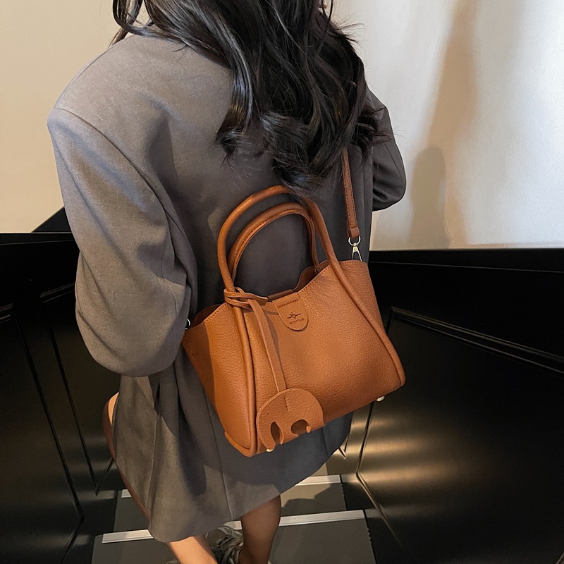 High-end texture hand-held mother and child bag 2025 new style retro versatile commuting large capacity vegetable basket bag bucket bag Application Scenario