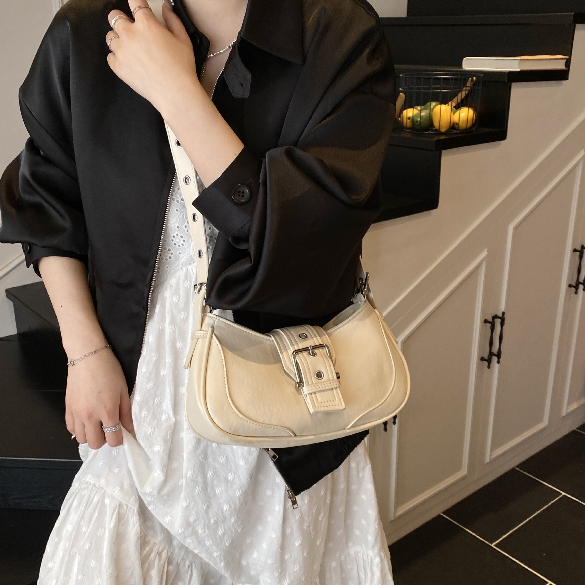 Bag Girl 2025 New retro hot Girl underarm bag, niche quality, fashionable and simple crescent bag, single-shoulder crossbody bag Application Scenario