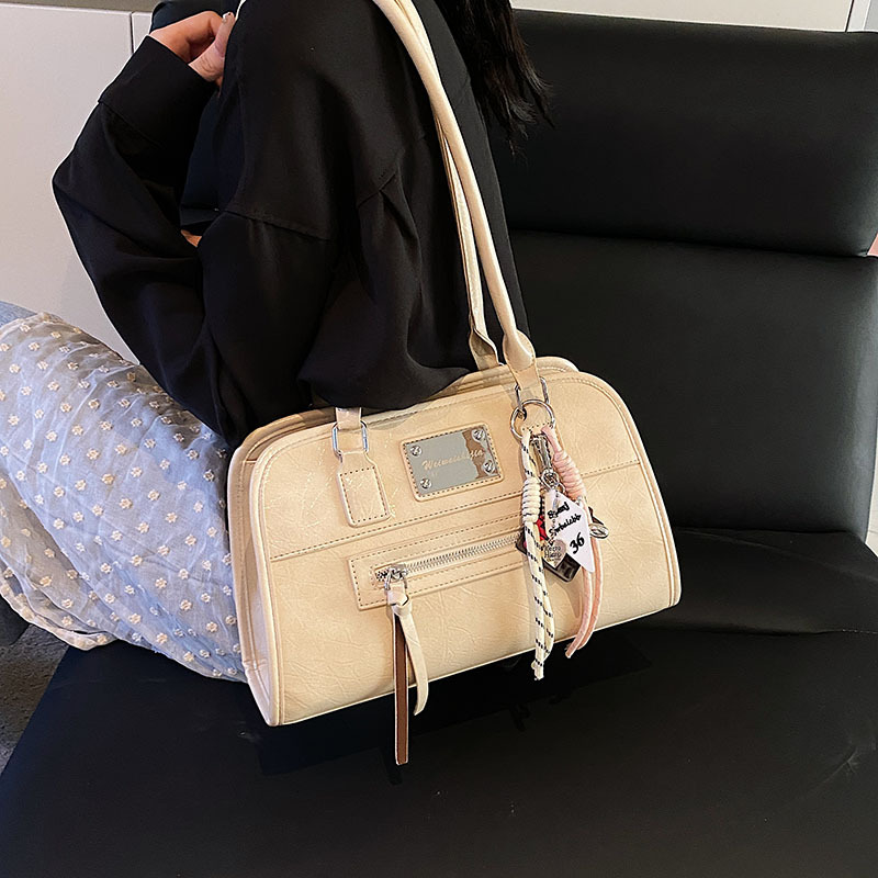 A stylish European and American motorcycle style large-capacity underarm bag for women, a new 2025 fashionable single-shoulder bag for work and commuting details Picture