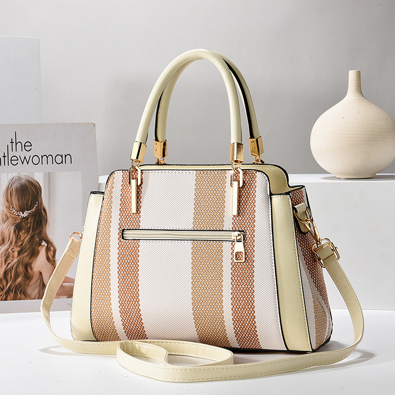 The new spring collection from the manufacturer is a versatile striped crossbody bag for women in foreign trade. It is a popular large handbag for women in 2024 Specification drawing