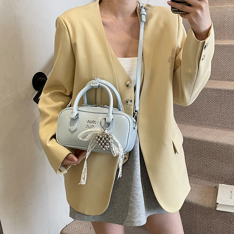 The Korean version of the Boston handbag is a new, niche, simple and casual single-shoulder bag for women in 2025. It is a high-end and trendy crossbody bag Application Scenario