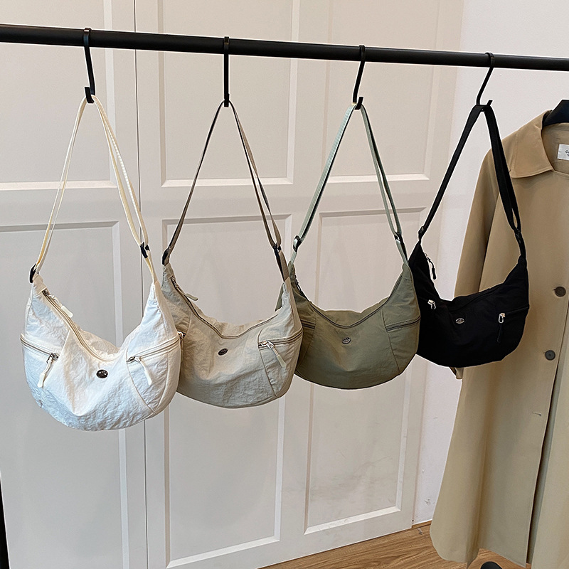 Cross-border large-capacity bag for women Spring/Summer 2025, new niche design, single-shoulder crossbody bag, simple commuting dumpling bag Application Scenario