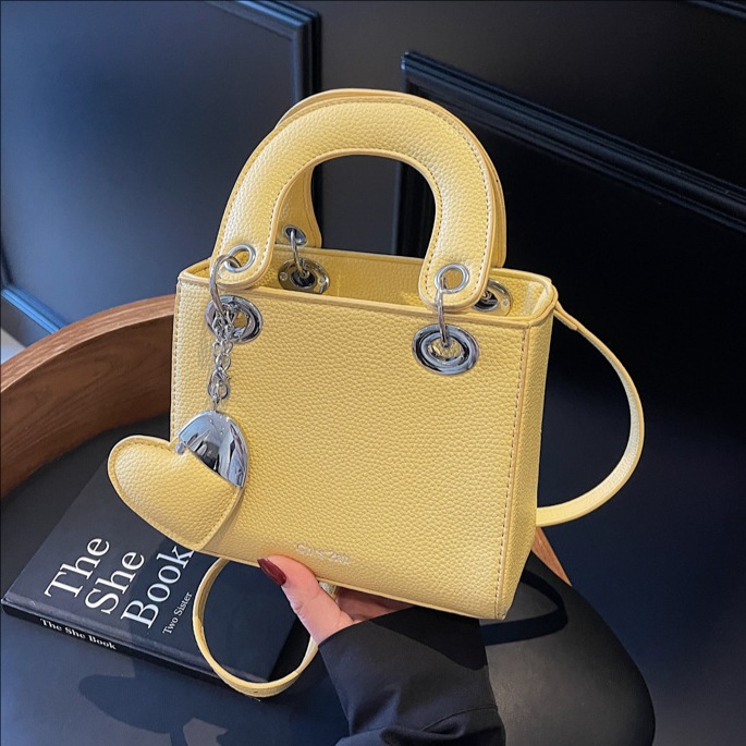 The new summer 2025 collection features a niche design of the Diana bag, a versatile and fashionable single-shoulder bag for women, and a high-end and stylish crossbody bag full figure