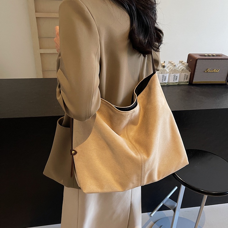 Retro casual large-capacity underarm bag for women, 2024 new matte fashionable tote bag, niche commuting single-shoulder bag Application Scenario
