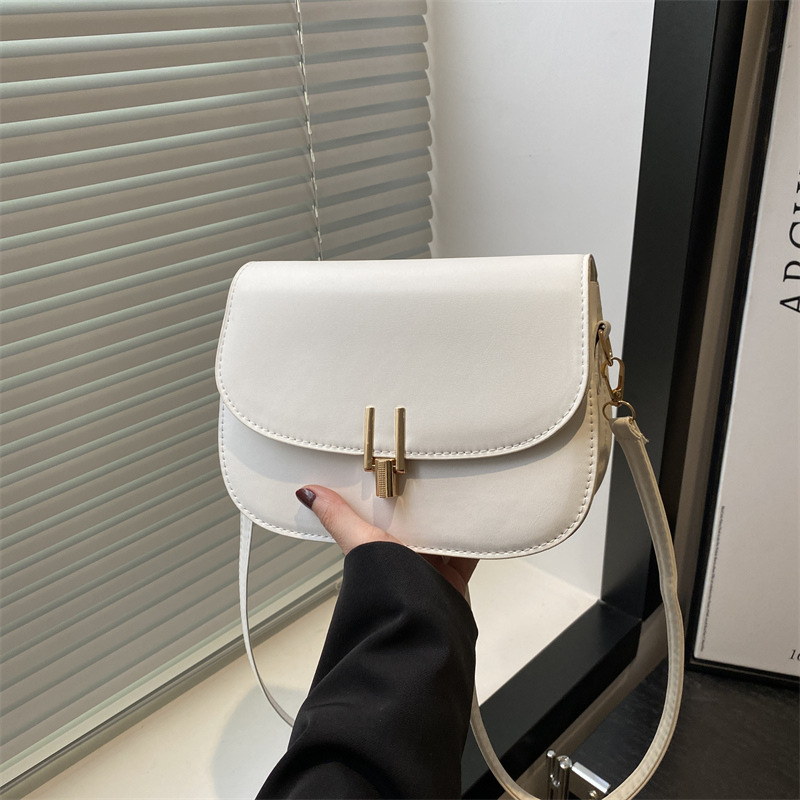 The 2025 new style of fashionable solid color simple and versatile casual single-shoulder crossbody bag is stylish, elegant, trendy and of high-end quality full figure