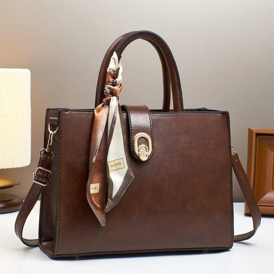 Spring and summer new versatile single-shoulder crossbody bag, Korean-style elegant middle-aged women's bag, mom's bag, simple and trendy handbag, large bag Application Scenario