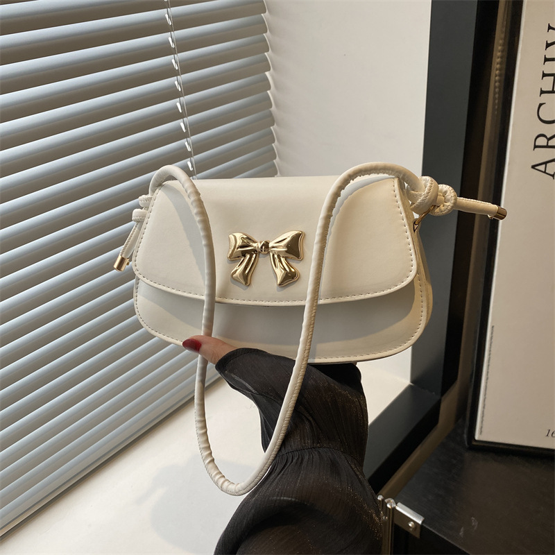 A new, elegant and trendy casual crossbody bag, a simple and casual small square bag, a Korean-style niche fashion single-shoulder bag full figure