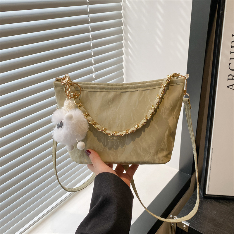 High-quality hand-held bucket bag for women, new Spring/Summer 2025, trendy and versatile chain crossbody bag, commuting single-shoulder bag full figure