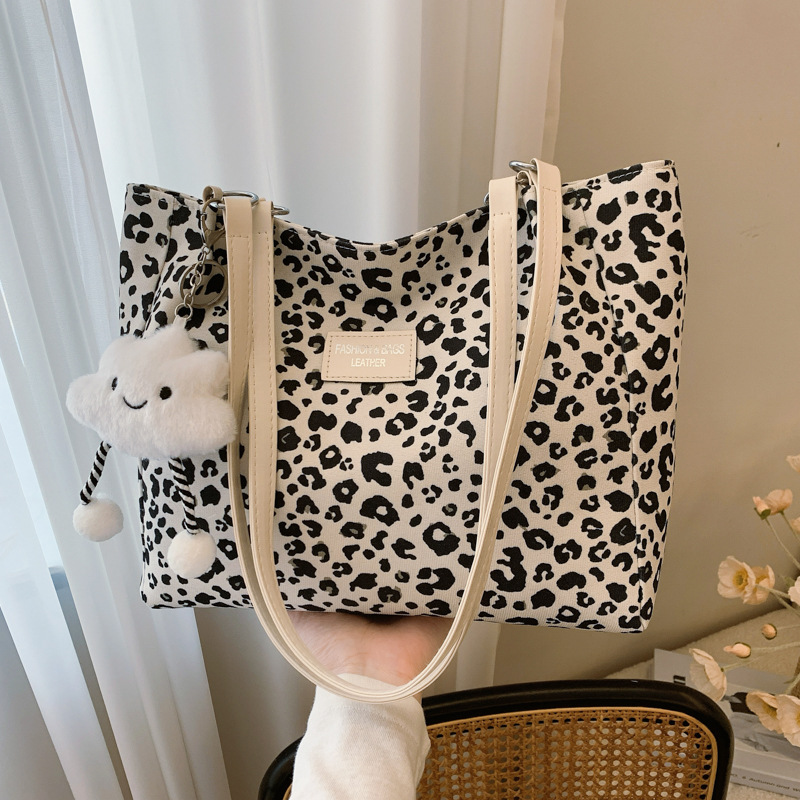 Trendy casual commuting bag for women 2024 autumn new Korean-style personalized and fashionable single-shoulder bag, simple tote bag full figure