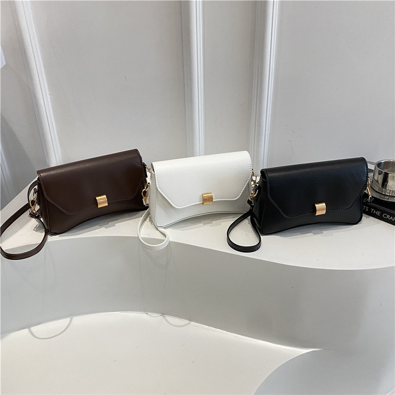 The 2025 new summer single-shoulder crossbody bag for bag women is simple and casual. The underarm baguette bag is fashionable and versatile. It's a small square bag Application Scenario