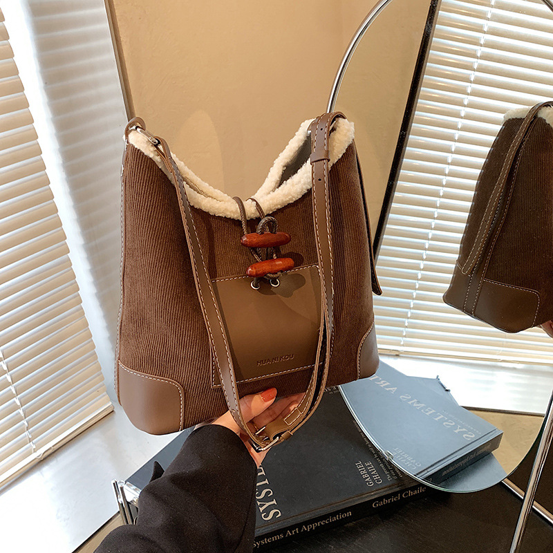 This year's popular single-shoulder bucket bag is a high-capacity women's large capacity 2024 new style fashionable and versatile casual crossbody bag full figure