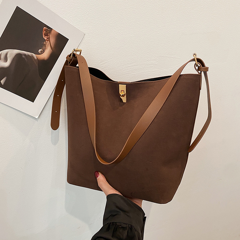 Winter new high-end large-capacity tote bag, bucket bag, women's commuting large-capacity single-shoulder bag, handbag full figure