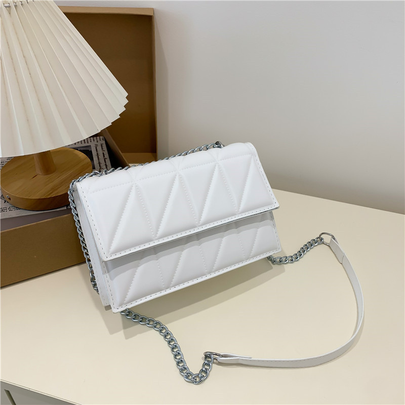 The new 2022 trendy Korean-style stylish diamond-shaped chain embroidered thread small square bag and mini crossbody single-shoulder bag have been launched Application Scenario