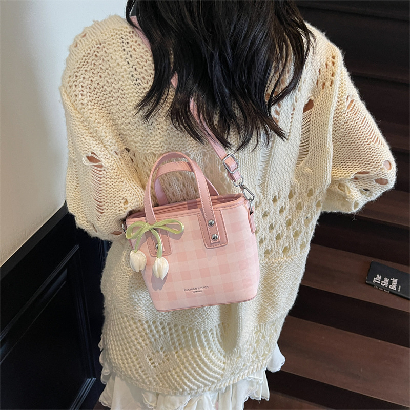 Fashionable and niche bucket bag, 2025 new style women's bag, popular handbag, texture crossbody bag, two-color diamond checkered single-shoulder bag details Picture