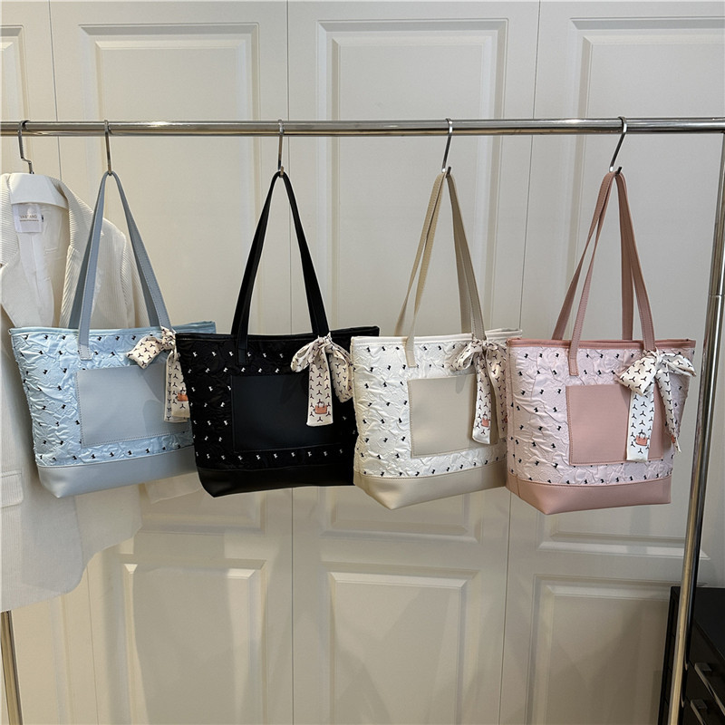 Casual and Elegant 2025 New summer single-shoulder underarm bag, large-capacity tote bag, student commuting bag for class Application Scenario