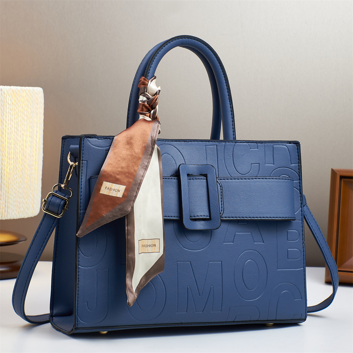 The 2025 new letter embossed handbag features a fashionable design. It is a simple and versatile bag for cross-border use, making it a perfect gift for mom and girl Specification drawing