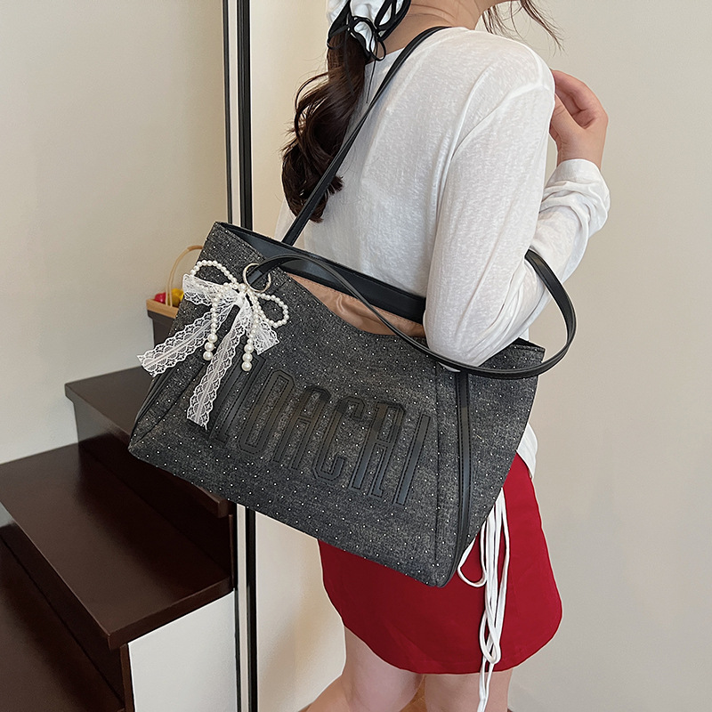 Cross-border large-capacity stylish tote bag for women, 2025 new versatile commuter shoulder bag, letter denim underarm bag details Picture
