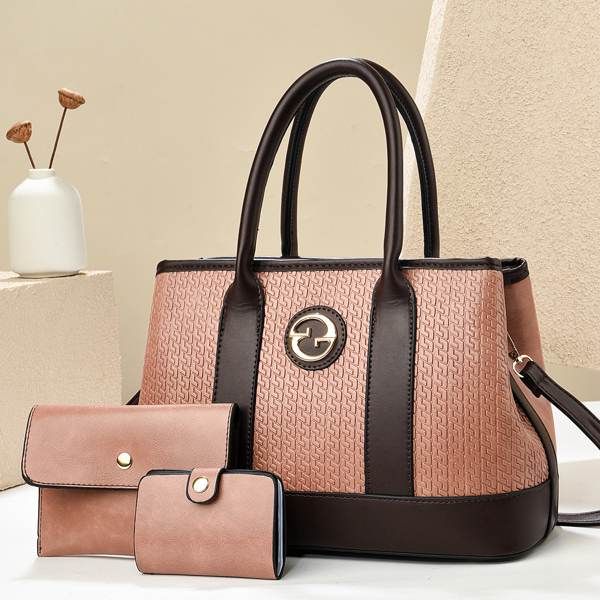 The 2025 new high-appearance-level embossed and patterned high-end three-piece design single-shoulder bag is a versatile cross-border women's bag Application Scenario