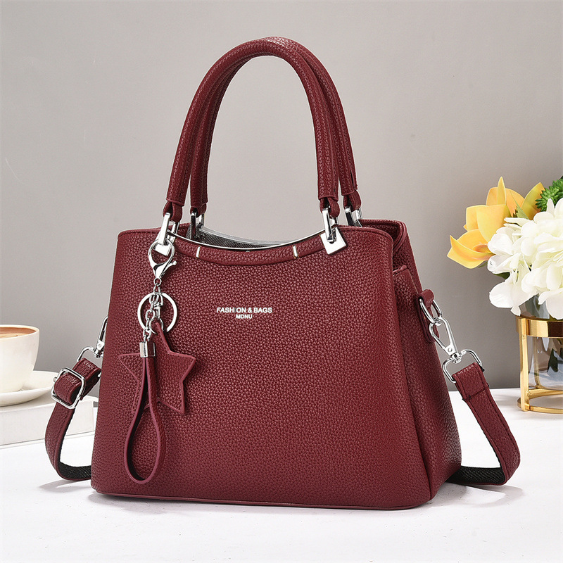 The new 2025 women's bag is a fashionable and versatile commuter tote handbag with a shoulder and crossbody. Women's tote bags are a trend in women's bags Application Scenario