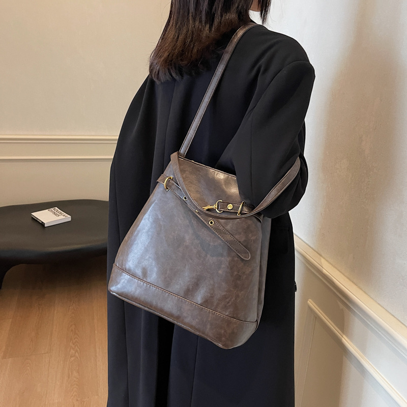 Retro backpack for women, 2024 new trendy and fashionable Korean-style niche tote bag, versatile and large-capacity single-shoulder bag Application Scenario
