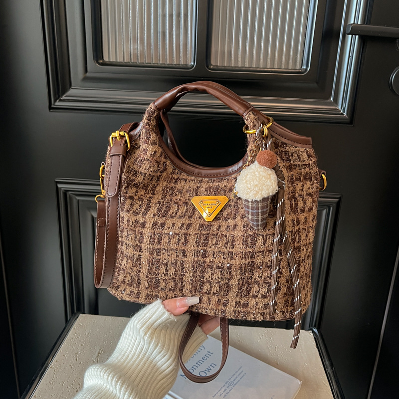 Korean fashion handbag for women 2024 New style, stylish and versatile shoulder bag, high-end and niche commuter crossbody bag details Picture