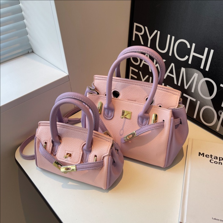 The new Korean version of a stylish handbag with a large capacity for women in 2025 features a simple and high-quality Kelly bag with a niche design and a crossbody bag full figure