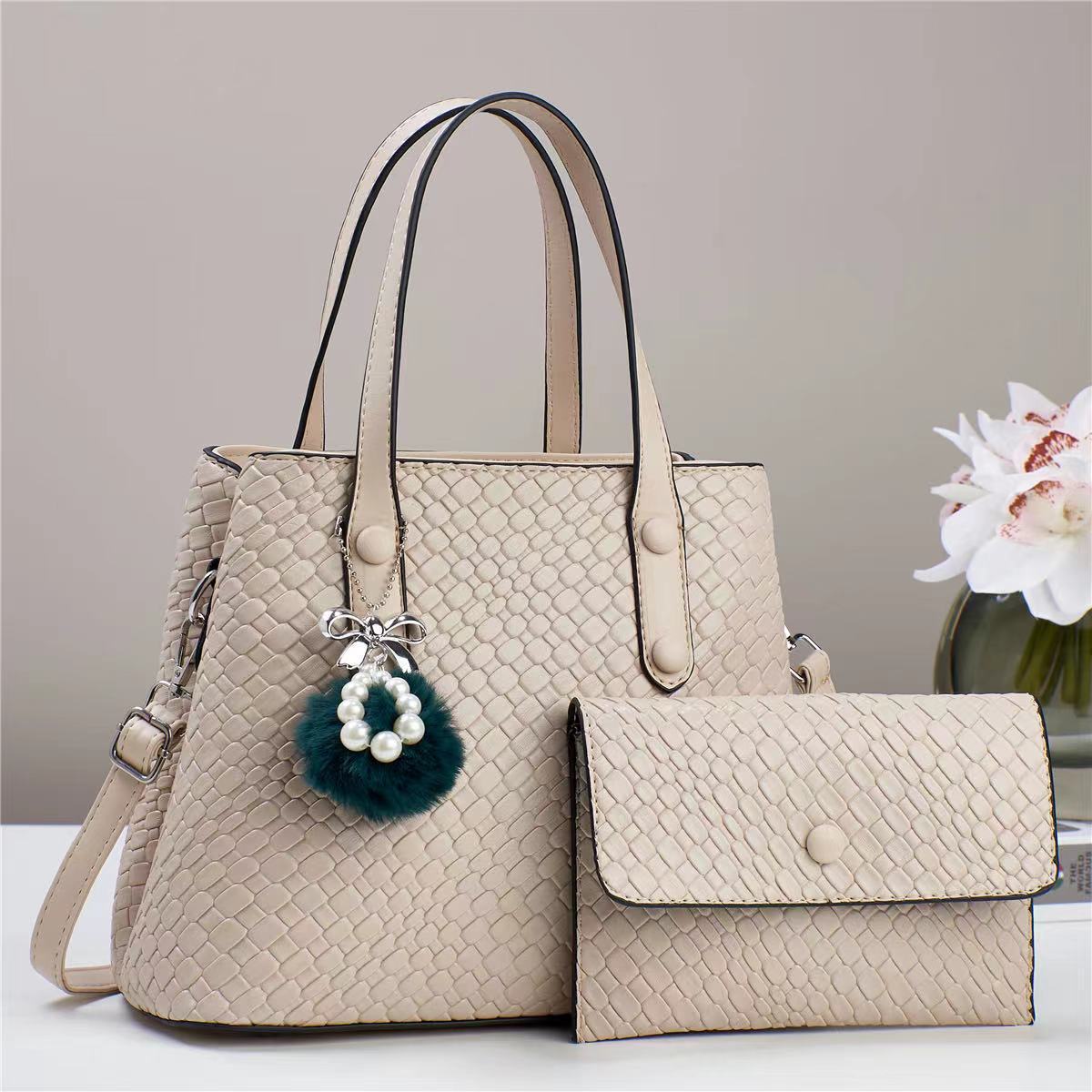 A bestseller in winter 2023 for foreign trade, a new and fashionable women's bag from the manufacturer, a versatile shoulder crossbody bag for women Application Scenario