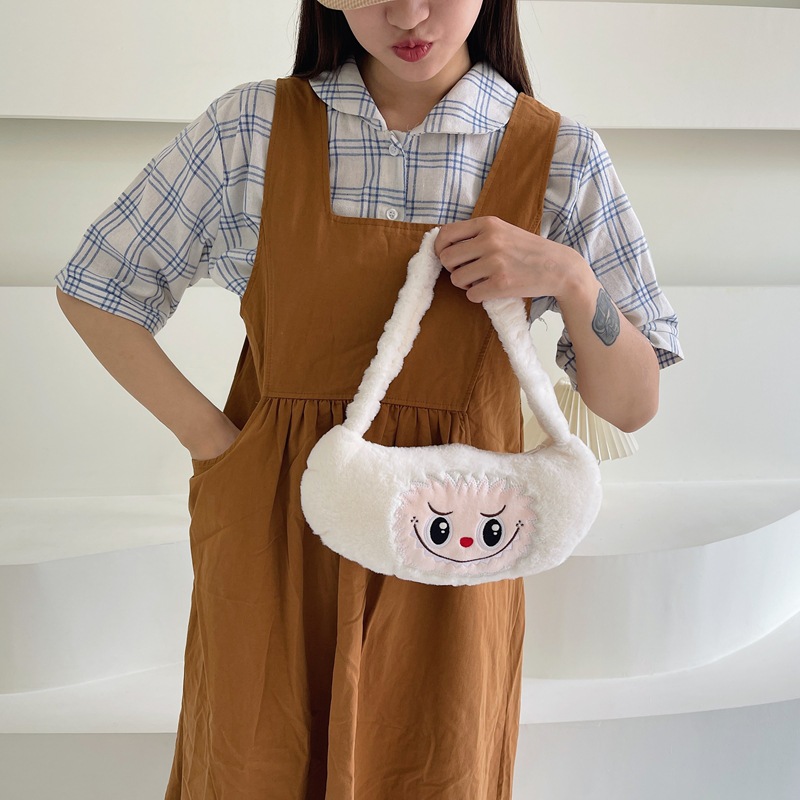 New cartoon children's hand-held bag for girls, 2024, cute doll, underarm loose change storage bag, claw machine doll, exchange price Application Scenario